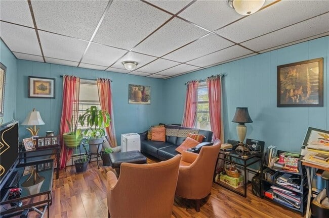 Photo - 528 Lonsdale Ave