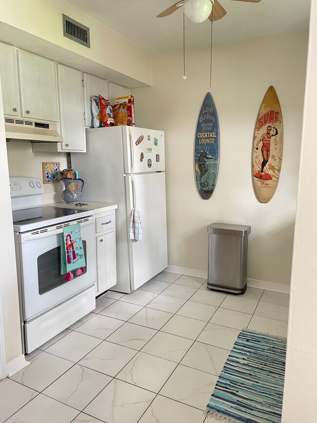 Kitchen - 6965 Avenue des Palais Unit 2A