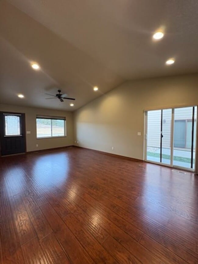 Photo - 3 BEDROOM | 2 BATH | GARAGE | NEWER TOWNHOME SUMMERSET