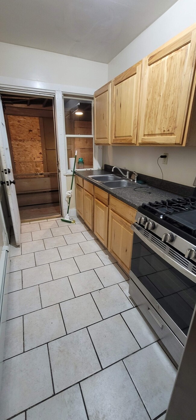 Photo - 2011 6th Ave E