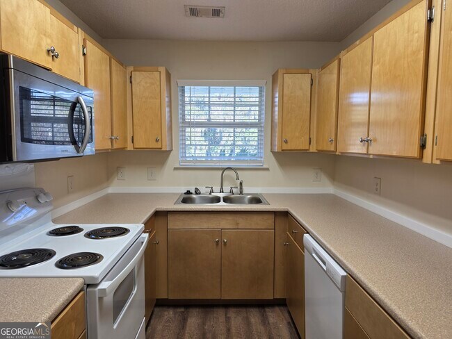 Photo - 585 Rushing St