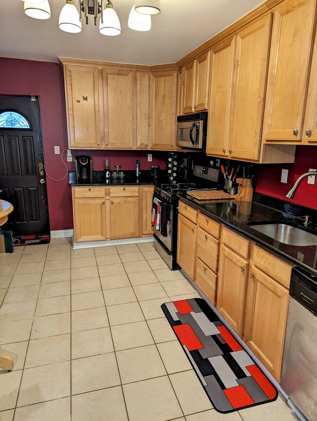 KITCHEN - 4443 Sansom St