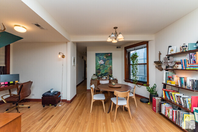 Building Photo - Updated 2 bedroom w/ Hardwood floors throu... Unit 1 Rental