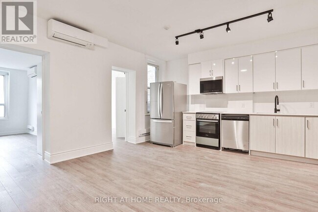 Photo - 548 College St