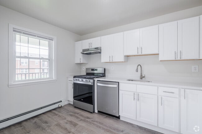 2BR, 1.5BA - 944SF - Kitchen