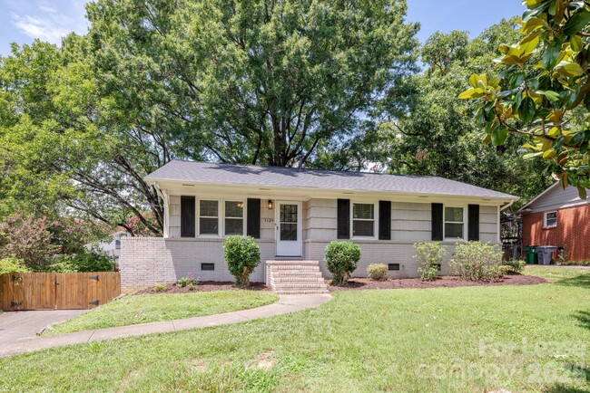 Building Photo - 1129 Eastview Dr