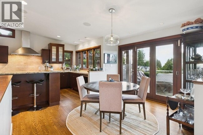 Photo - 124 Carisbrooke Crescent