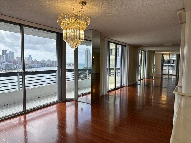 Photo - 19101 NE 36th Pl Unidad 2008