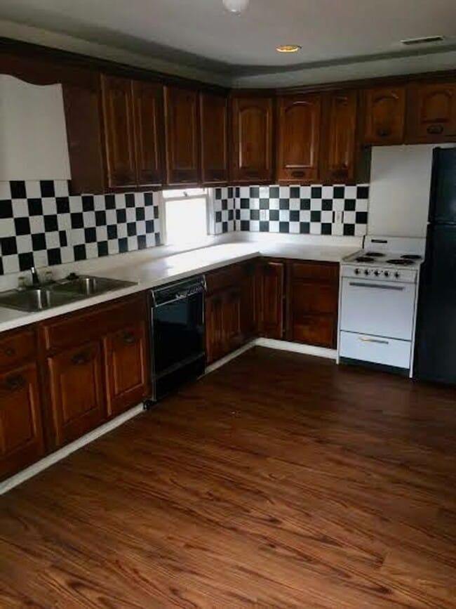 Building Photo - *** Southside Slopes Apartments * Pet Friendly * Walk to E. Carson St. * Available Now * Spacious... Unit 2