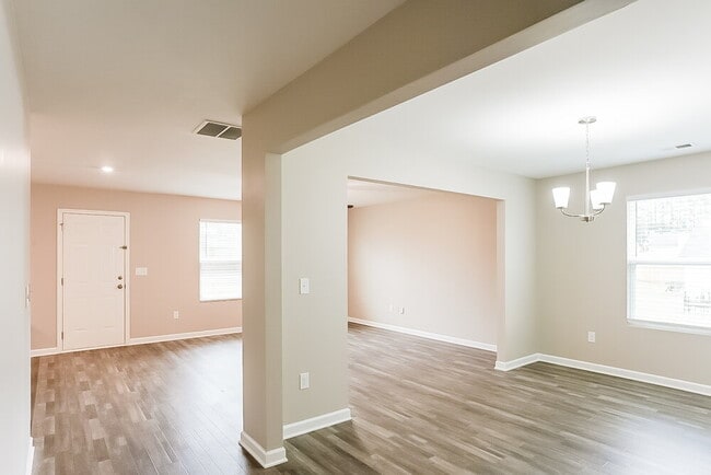 Photo - 451 Abeer St