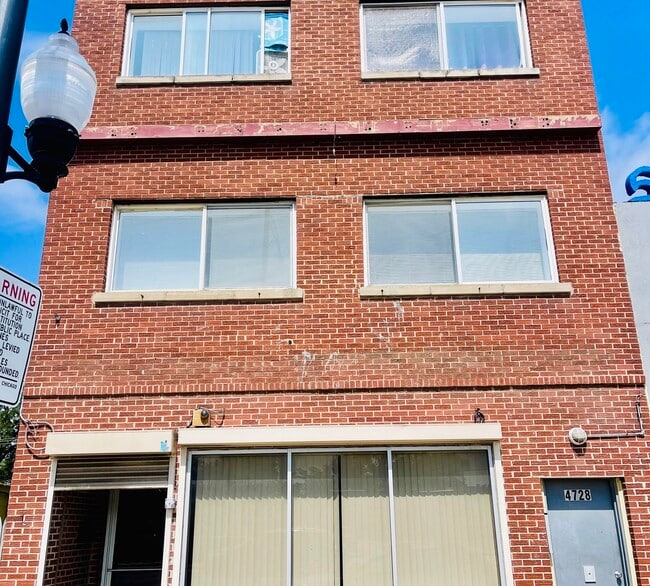 Building Photo - 4728 W Madison St Rental