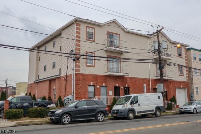 Building Photo - 210 Trumbull St