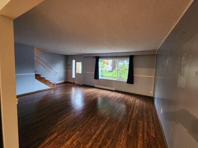 Photo - 568 Phelps Ave