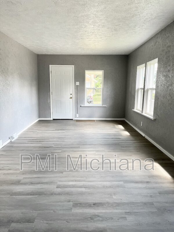 Photo - 1418 E Bowman St