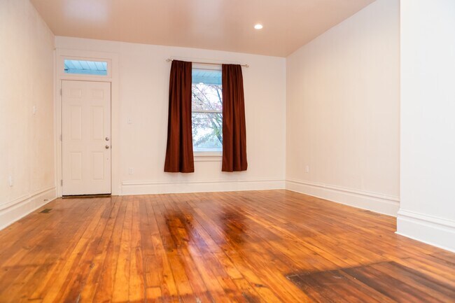 Photo - 3885 N 6th St