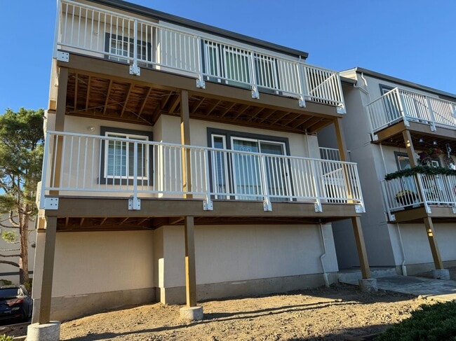 Building Photo - 1025 San Luis Cir