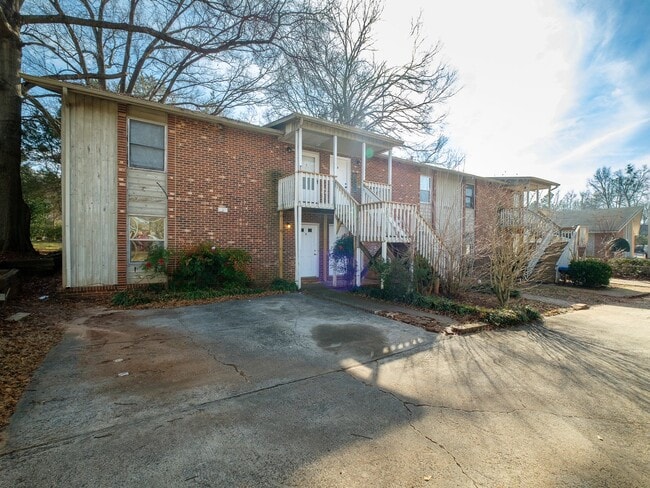 Building Photo - 2609 Eastway Dr Unit B
