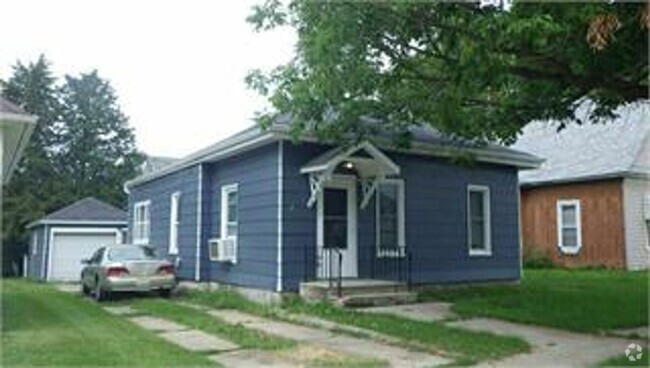 Building Photo - Adorable Pet Friendly House in Oelwein! 2n...