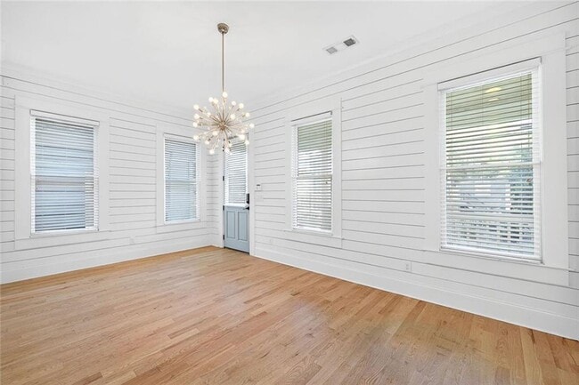 Photo - 523 Irwin St NE