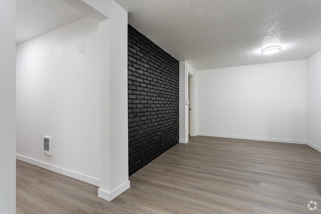 1BR, 1BA - 750SF - Tabor Villa