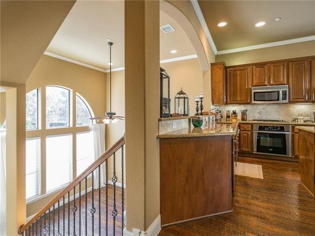 5733 Lois Ln