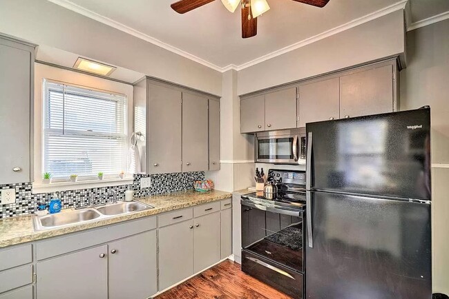 Photo - 325 W Spring St