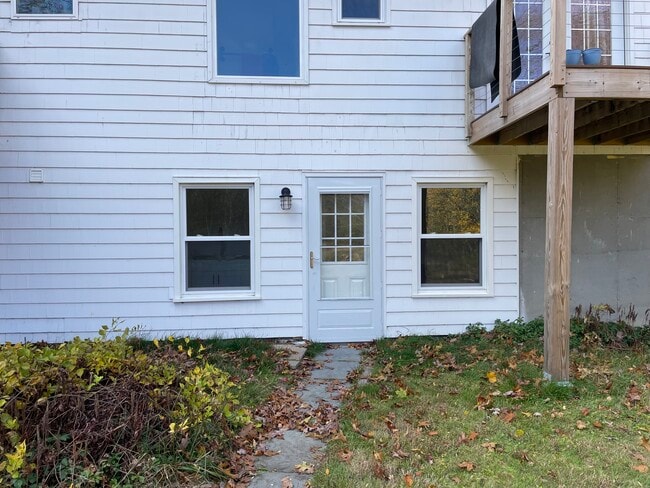 Entrada a la unidad de suegros - 106 Wyldewood Rd