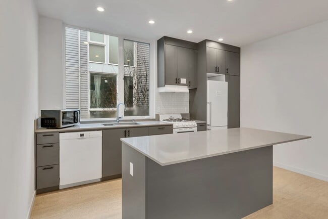 Photo - Modern 3BR Townhome with Rooftop Deck Near Downtown Seattle