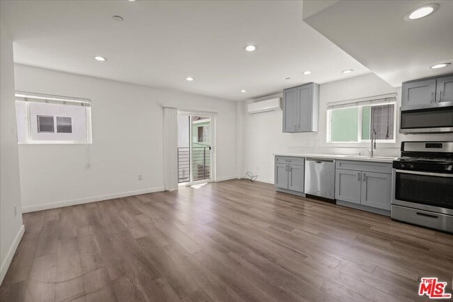 Building Photo - 1885 W 20th St Unit 1/2 Rental