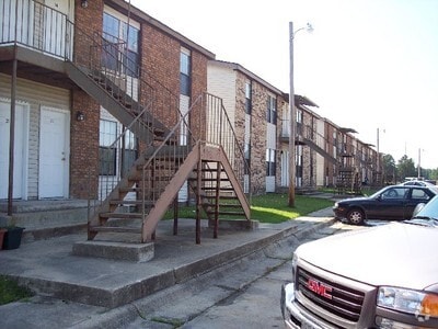 Oak Tree Apartments - Oak Tree Apartments