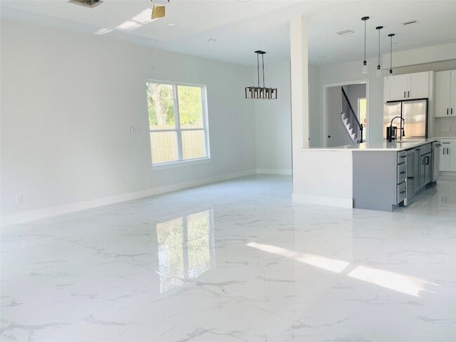 Photo - 7203 Weyburn St