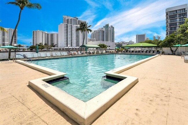 Photo - 1000 Parkview Dr Unit 701