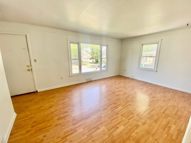 Building Photo - 4 bedroom house Close to EMU in Ypsilanti- Available Fall 2026