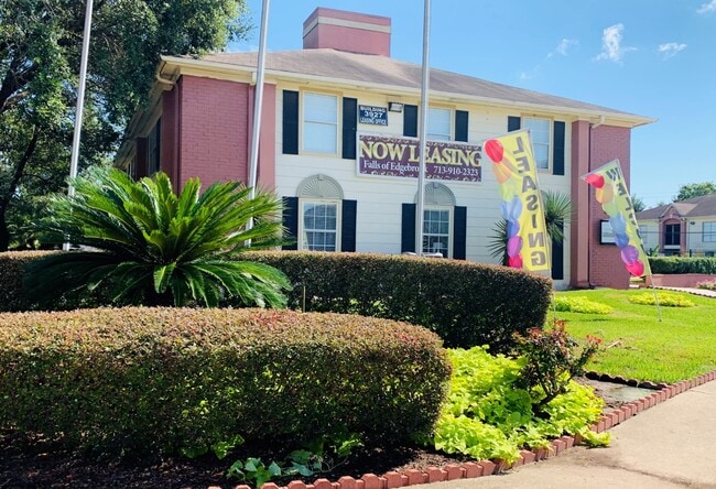 Photo - Falls of Edgebrook