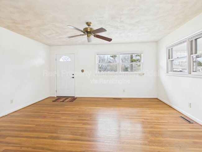 Photo - 47 Beaconsdale Ln