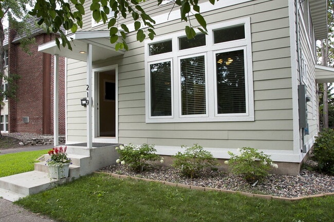 Photo - Charming 5-Bed Home with Hardwood Elegance in Minneapolis