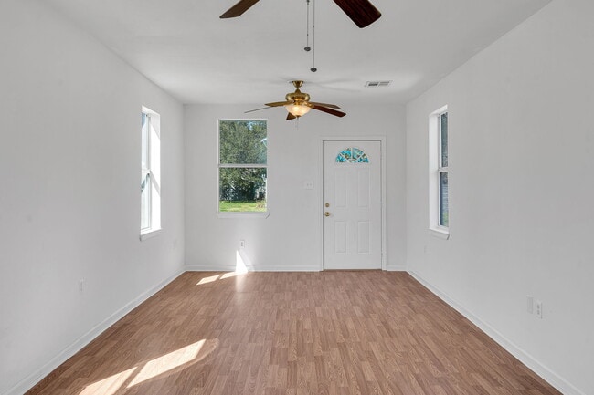 Photo - 2560 Gladiolus St