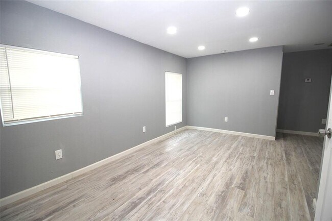 Photo - 701 Koehl St