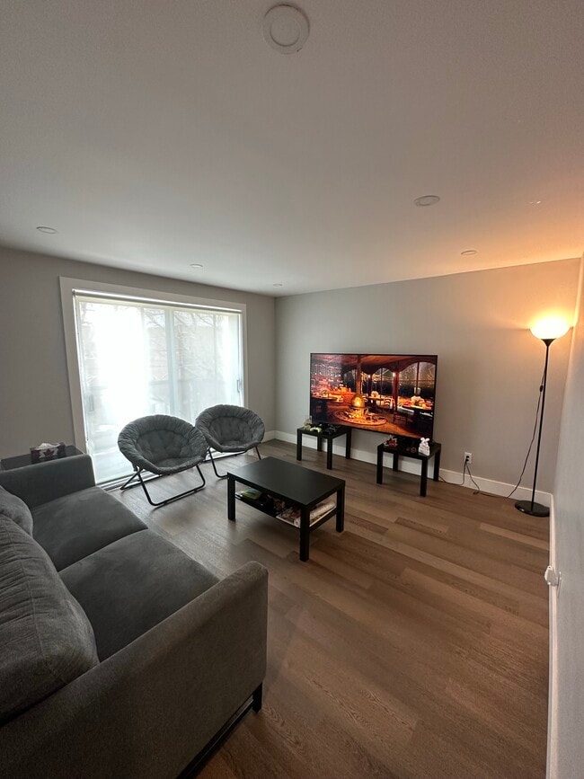 Photo - 3060 Barclay Av
