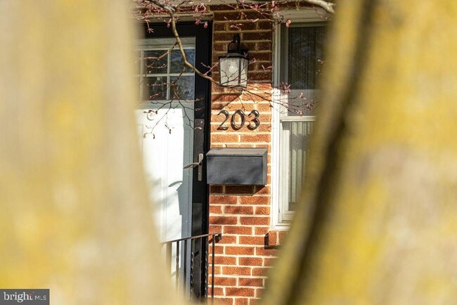 Building Photo - 203 E Rosedale Ave