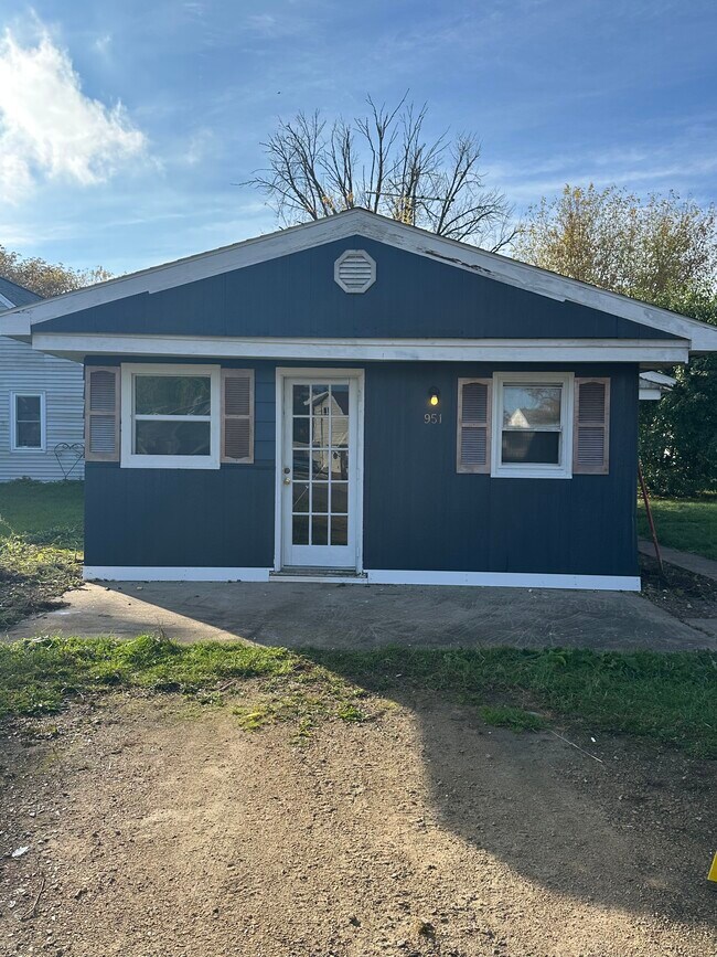 Photo - 951 William St