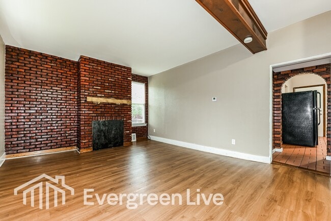 Photo - 446 N School St