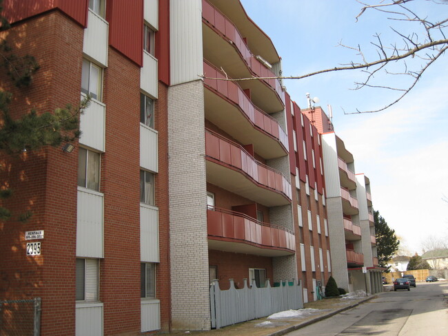 Building Photo - 2395 Homelands Dr