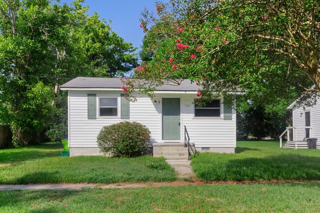 Building Photo - 304 B St Rental