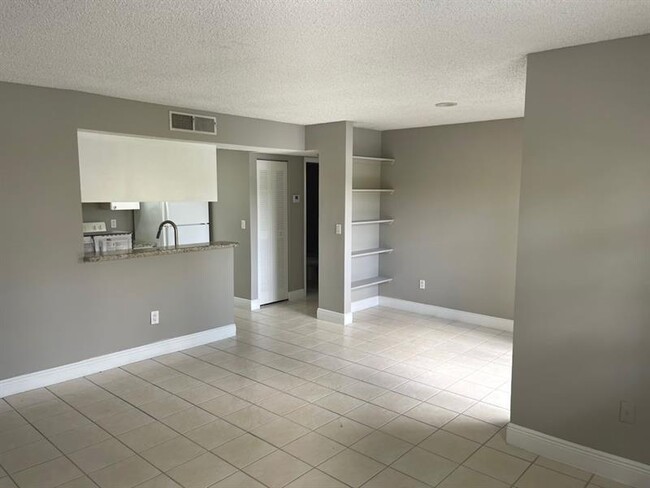 Photo - 1249 SW 46th Ave Unidad 1403 Rental