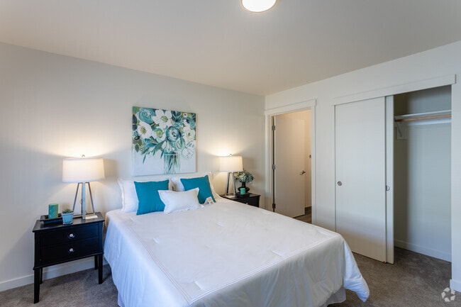 2BR, 2BA - 990 SF