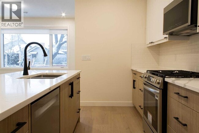 Photo - 1512-1521 21 Ave NW