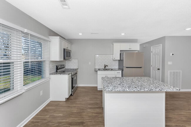 Photo - 3903 Telstar Cir SW