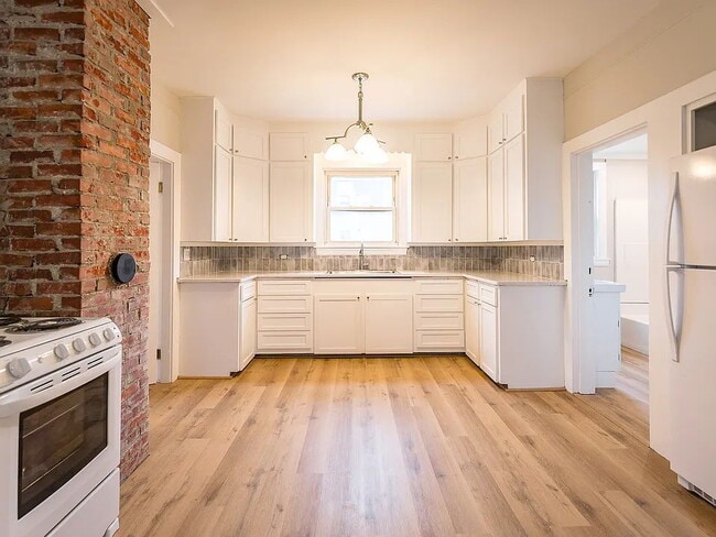 Building Photo - Beautiful 2-Bedroom Apartment – Quiet, Private Setting in Westbrook, Available September 1st Unit Apartment 1