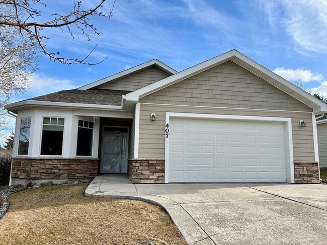 Building Photo - Charming 3 Bed 2 Bath Single Family Home W/ Attached Garage and Private Patio!